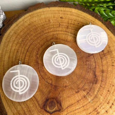 Pingente de Selenita com o Símbolo Chokurei