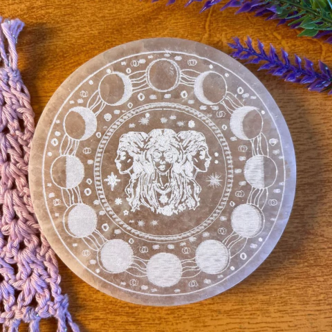 Placa de Selenita Hécate Deusa Tríplice Fases da Lua