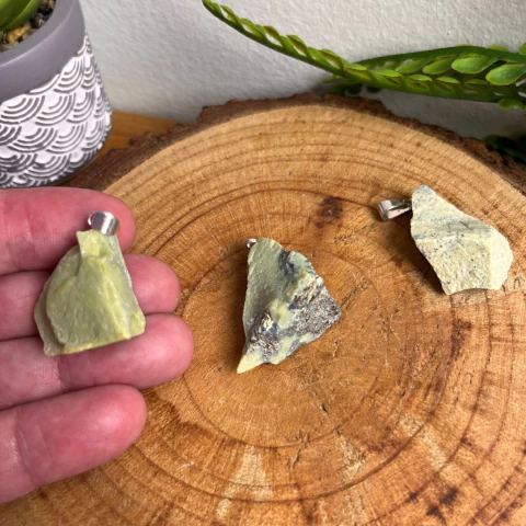 Pingente de Serpentinita Bruta - Autovalorização e Adivinhação