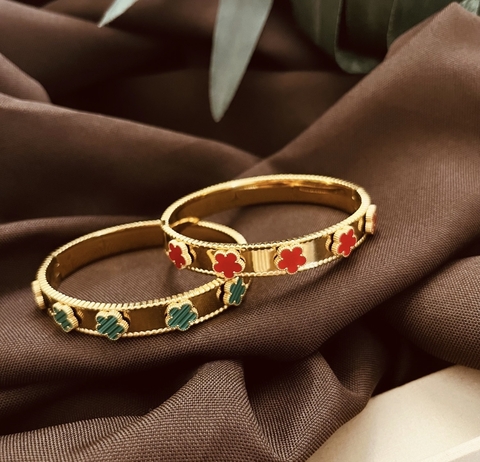 Bracelete aço banhado com trevos resinados - Vermelho
