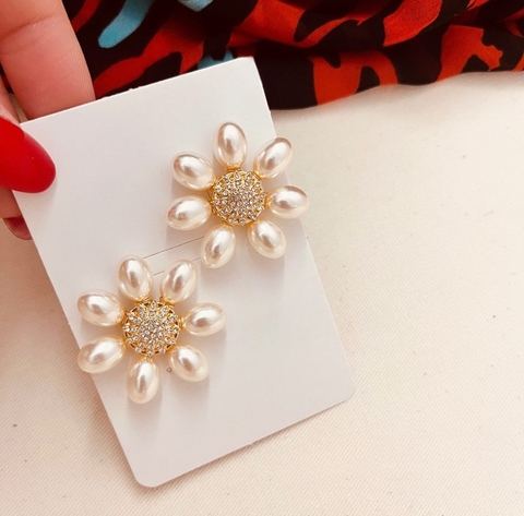 Brinco fixo flor pérolas com detalhe strass