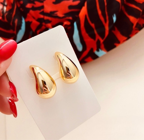 Brinco gota M lisa - Dourado