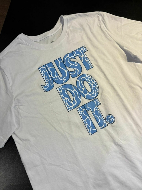 camiseta nike just do it. (branca/azul bebe)