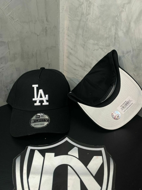 Bone NEW ERA aba curva 940 LA preto aba branca