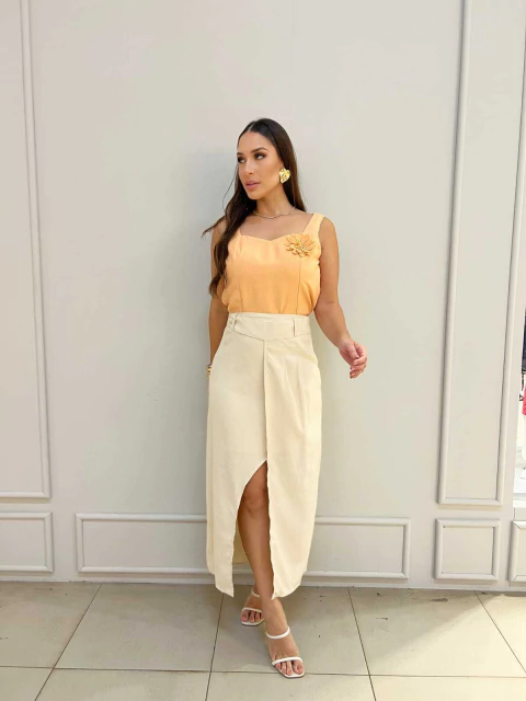 Saia Odessa Midi com Fenda Frontal e Botões Encapados | Thays Balla - comprar online