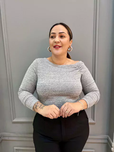 Blusa Betsahe Manga Longa em Malha Tricot Gola Canoa com Detalhe Franzido | Thays Balla - comprar online