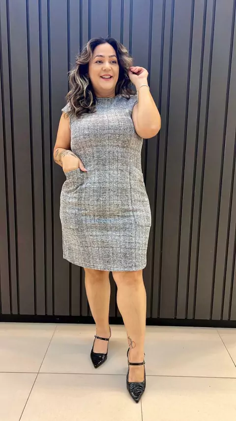 Vestido Jolie Curto em Tweed com Bolso Lateral e Botão na Parte das Costas | Thays Balla - comprar online