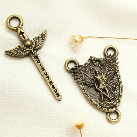 Kit Sao Miguel Arcanjo | 10 Entremeios e 10 Crucifixos Para Terço - comprar online