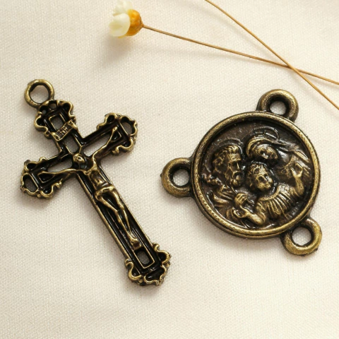 Kit Sagrada Familia | 10 Entremeios e 10 Crucifixos Para Terço - comprar online