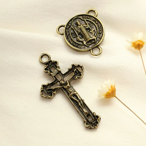 Kit São Bento | 10 Entremeios e 10 Crucifixos para Terço - comprar online