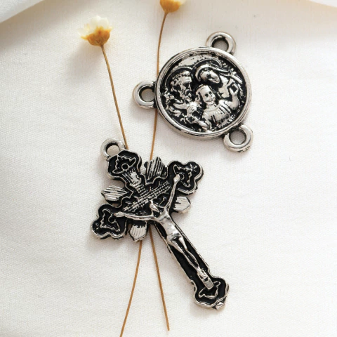 Kit Sagrada Familia | 10 Entremeios e 10 Crucifixos Raios Divinos Para Terço - comprar online