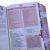 Biblia da Mulher de estudos compacta Azul tulipas com abas adesivas coladas NAA + marca páginas - Central das Biblias