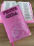Biblia NAA Protegida Por Deus Pink | Capa dura acolchoada com cantoneira - SBB