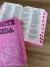 Biblia NAA Protegida Por Deus Pink | Capa dura acolchoada com cantoneira - SBB - comprar online