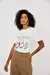 Camiseta Leila em malha off white com aplicação de silk e bordado frontal - Linda de Morrer - comprar online