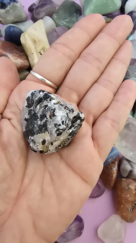 Quartzo Turmalinado (Rolado ou Bruto)