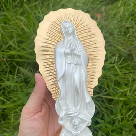 Nossa Senhora Guadalupe 20cm perolada com detalhe dourado.