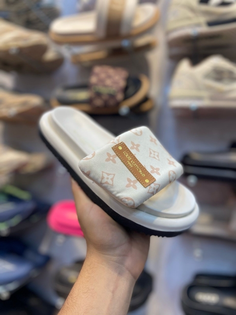 Slide LV Branca Com Detalhe Rose - comprar online