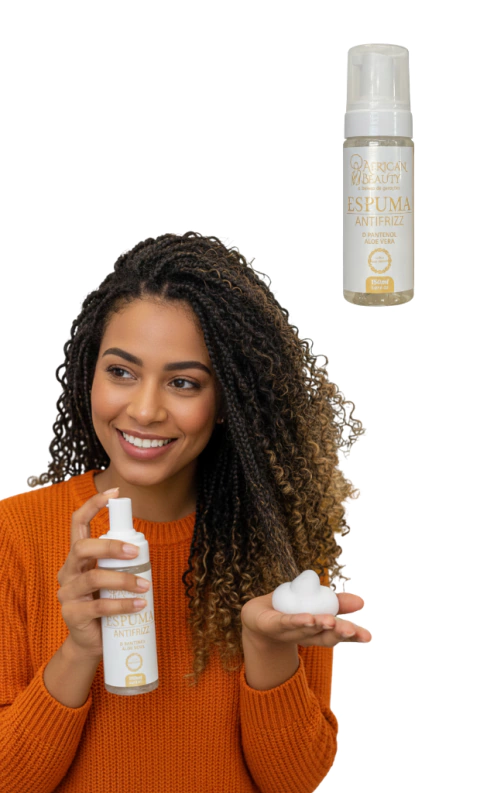 Mulher sorridente com cabelo cacheado segurando espuma antifrizz da African Beauty em frasco branco