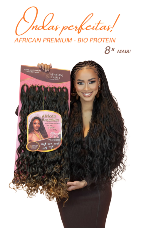 Mulher sorridente segurando cabelo sintético African Beauty Bio Protein com ondas perfeitas, em embalagem rosa com detalhes em preto e dourado