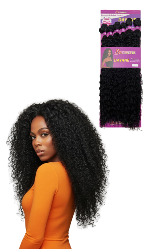 Mulher negra com cabelo volumoso e cacheado usando blusa laranja ao lado de cartela de cabelo orgânico Dayane 320g para alongamento natural
