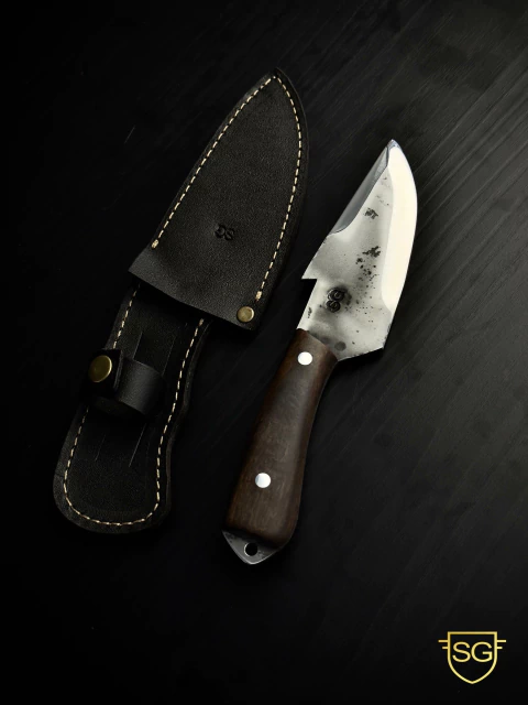 Faca SG Skinner Inox 5” – Compacta, Afiada e com Acabamento Bruto Artesanal