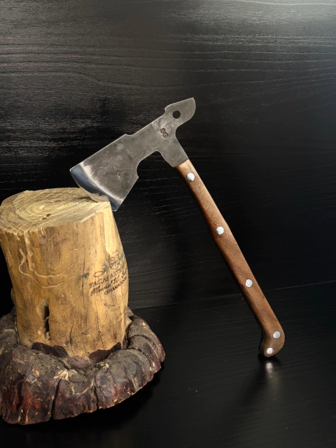 A Machadinha SG em Aço Carbono 5mm é a ferramenta ideal para quem busca força, precisão e durabilidade em um só produto. Fabricada artesanalmente, ent