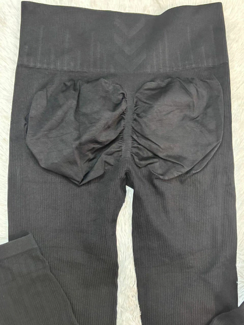 LEGGING LISAS NEGRAS ACANALADAS PREMIUM