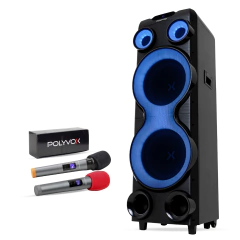Combo de torre de som Polyvox XT2212T 2500W com luzes azuis e dois microfones sem fio, um com cabo preto e outro com capa vermelha, ao lado de uma caixa preta Polyvox