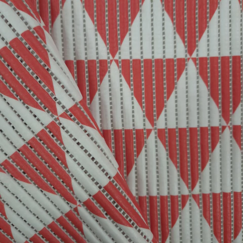 PASSADEIRA EMBORRACHADA ANTIDERRAPANTE - PADRÃO DE TRIÂNGULOS VERMELHO E BRANCO - comprar online