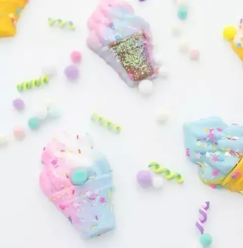 SQUISHY HELADO CON SPRINKLES Y POMPONES - comprar online
