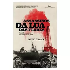 Capa de livro "ASSASSINOS DA LUA DAS FLORES" com título em destaque, uma mancha vermelha e torre de petróleo, e uma foto em preto e branco de nativos americanos em um carro.