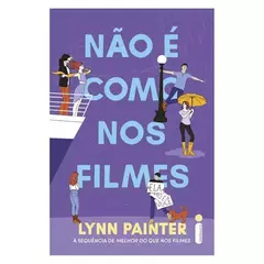 Capa roxa do livro "Não é como nos filmes" de Lynn Painter, com o subtítulo "A sequência de Melhor do que nos filmes". A capa apresenta várias ilustrações de cenas românticas clichês de filmes, como um casal em um navio, um homem dançando na chuva, uma mu