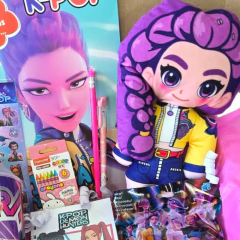 Imagen de Super Box Demon Hunters Guerreras Del K-pop Con Peluche Muñeca 20cm