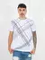 Camisa masculina 100% algodão branca com estampa em linhas pretas, modelo casual, sendo exibida por um homem.