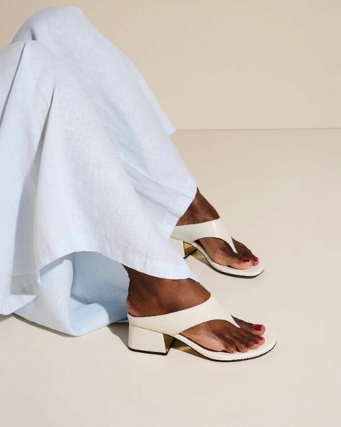 MULE COM TIRA ENTRE OS DEDOS EM COURO OFF WHITE - comprar online