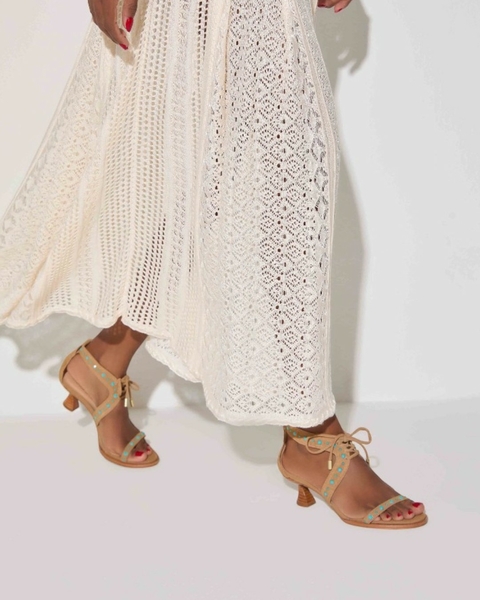 SANDÁLIA DE SALTO FLARE MÉDIO EM CAMURÇA COM AMARRAÇÃO BEGE