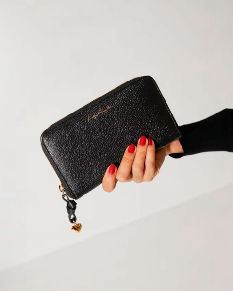 CARTEIRA PEQUENA EM COURO COM PINGENTE DE NÓ E CORAÇÃO PRETO