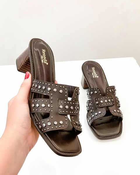 MULE CHLOE EM COURO COM TACHAS MARROM
