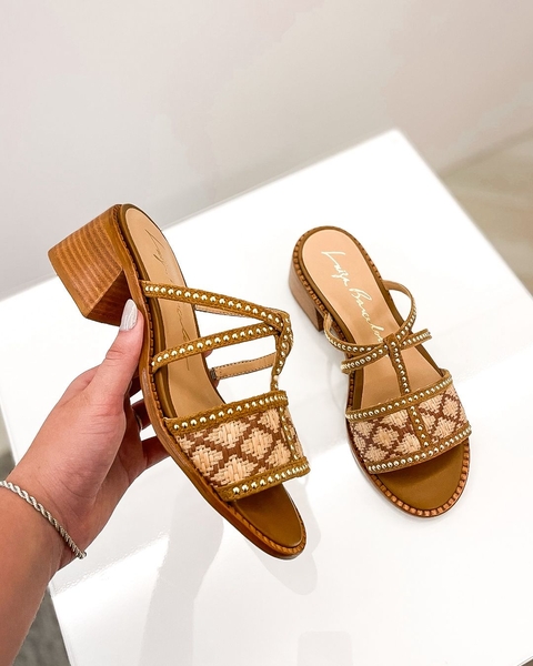 MULE COM TIRAS EM CAMURÇA COM SPIKES CARAMELO - comprar online