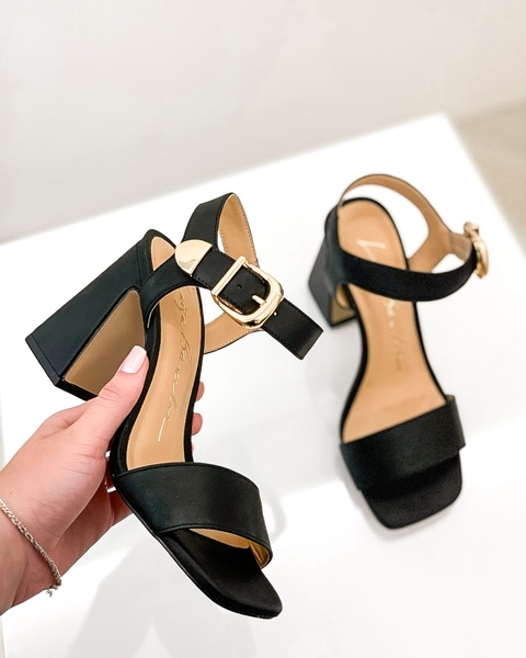 SANDÁLIA COM FIVELA E SALTO BLOCO PRETO - comprar online