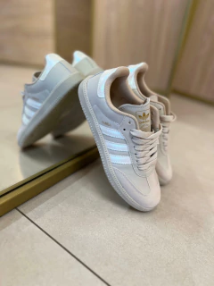 Tênis Nude/Branco na internet