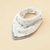 Bandana de muselina con estampado de estrellas y lunas en tonos gris y blanco.