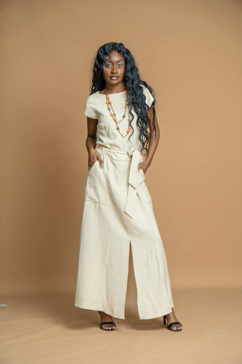 VESTIDO NATURAL VKUDAKA – FENDA FRONTAL