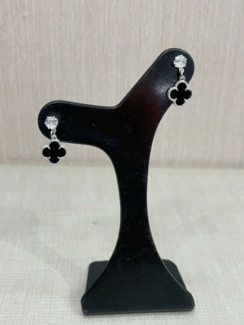 brinco trevo Preto - comprar online