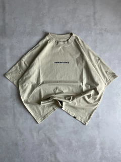 Remera “studios” beige