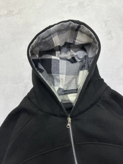 Campera boxy fit “cuad” reversible negra/gris en internet