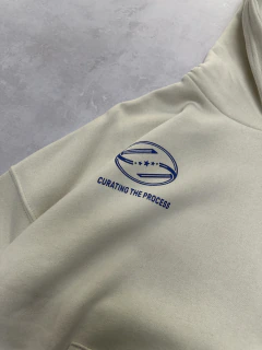 Hoodie “cur” crema en internet