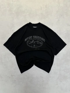Remera “crossing” negra