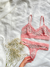 Conjunto sem bojo e sem aro na cor rose, incluindo sutiã e calcinha com detalhes em renda.